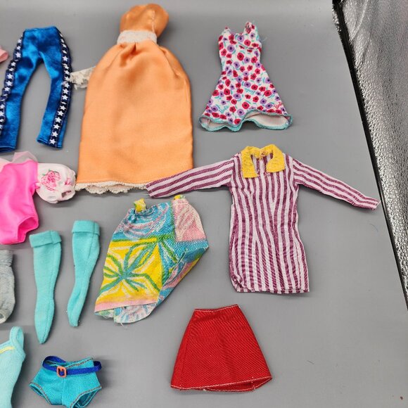 Vintage Mattel Barbie Doll Lot with 36 Clothing Pieces - Some Need Repair - Picture 14 of 16